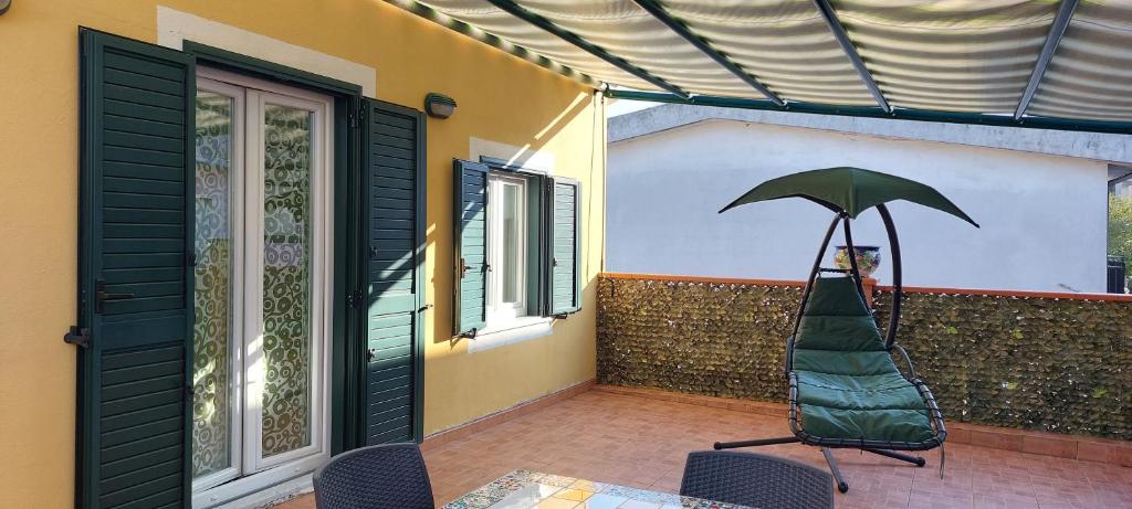 een stoel met parasol op een patio bij La terrazza in Pomarico