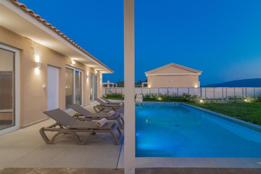 Bazén v ubytovaní Spartakos Luxury Villa 4 alebo v jeho blízkosti