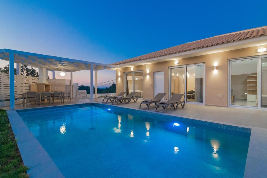 Bazén v ubytovaní Spartakos Luxury Villa 4 alebo v jeho blízkosti