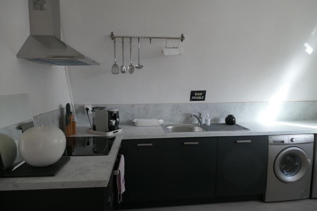 Kuchyňa alebo kuchynka v ubytovaní Appartement - Villa Léopold à Malo