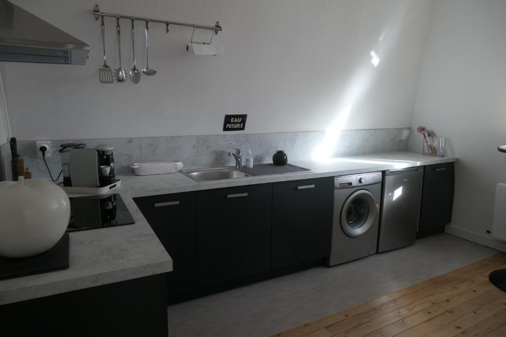 Kuchyňa alebo kuchynka v ubytovaní Appartement - Villa Léopold à Malo