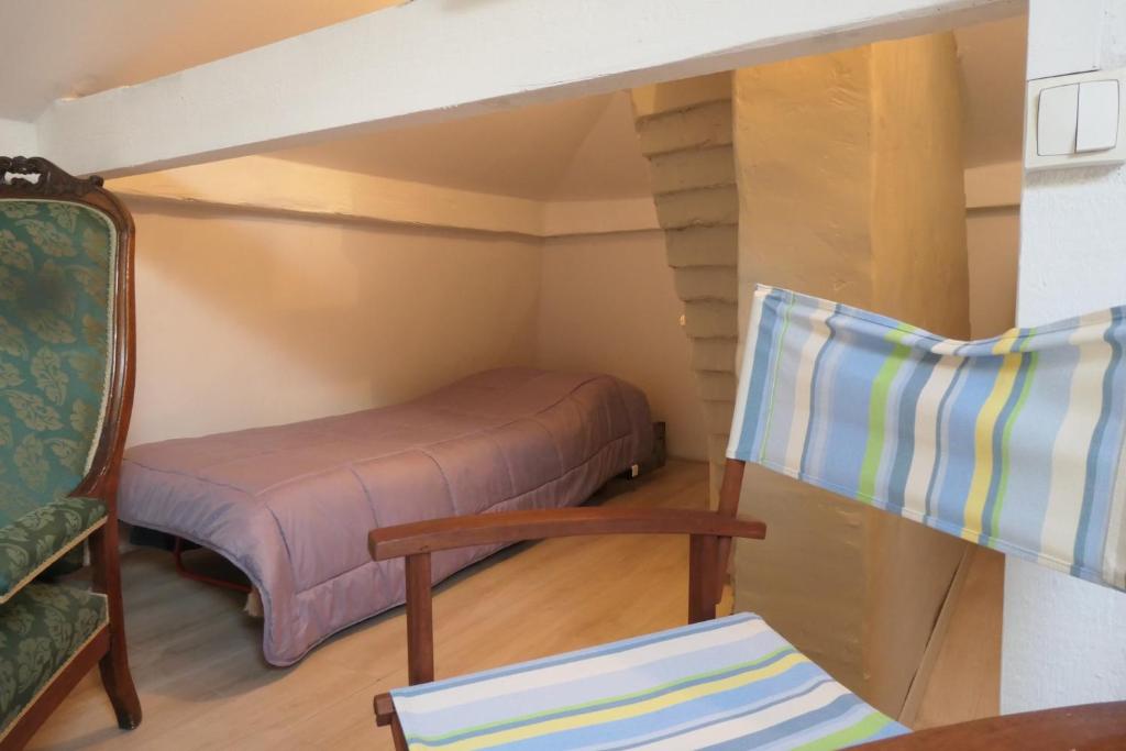 Cette petite chambre comprend des lits superposés et une chaise. dans l'établissement Appartement - Villa Léopold à Malo, à Dunkerque