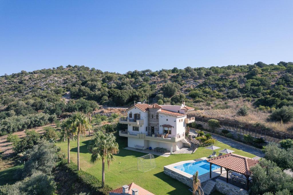 Perama的住宿－Villa Sevdas，享有带游泳池的房屋的空中景致