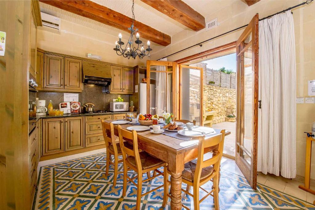 Kuchyň nebo kuchyňský kout v ubytování Djar Ta Menzja 3 Holiday Home