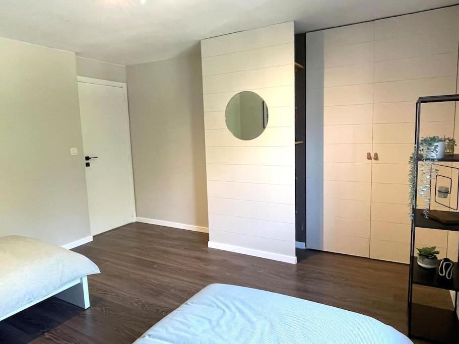 um quarto com uma cama e um quarto com uma porta em Agréable maison 3 chambres, 2 sdb, bureau, parking em Abeiche