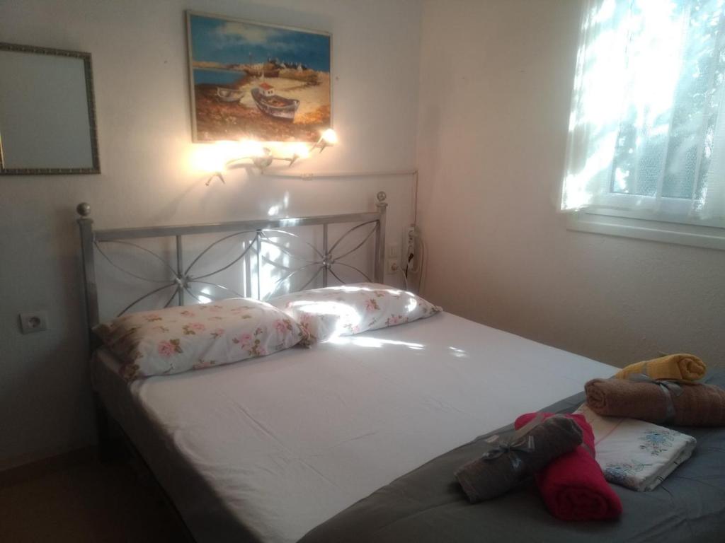 Łóżko lub łóżka w pokoju w obiekcie IOANNIS SEASIDE VILLA