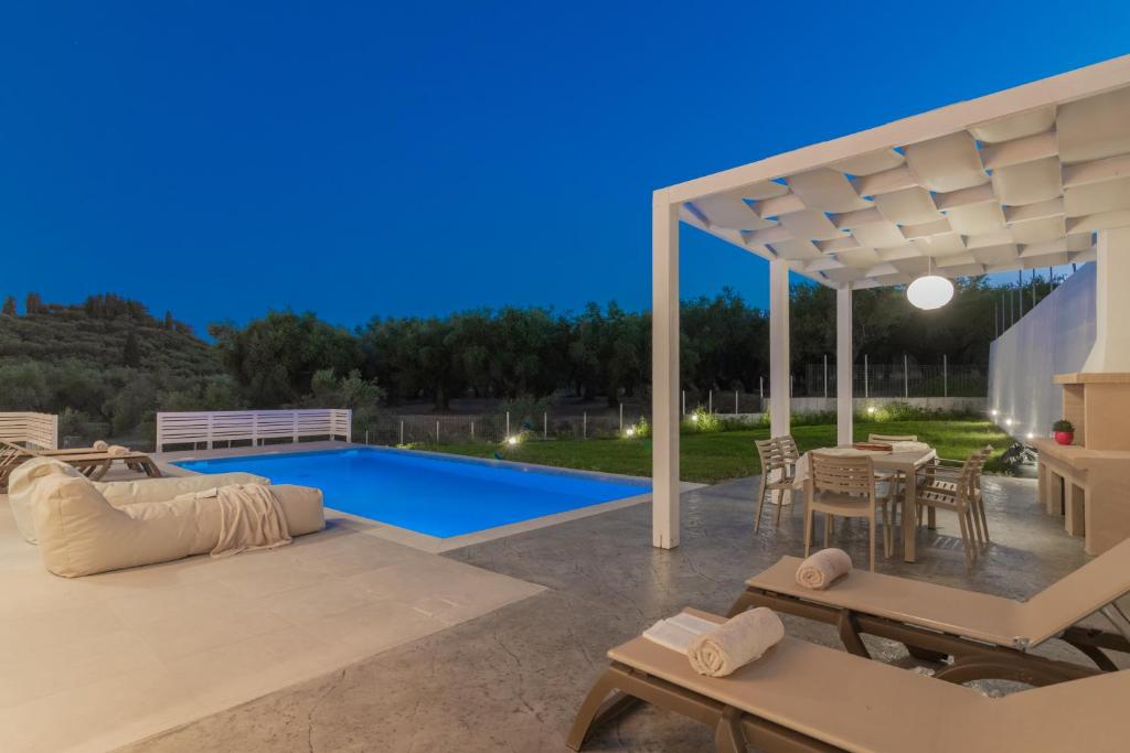 Bazén v ubytovaní Spartakos Luxury Villa 5 alebo v jeho blízkosti