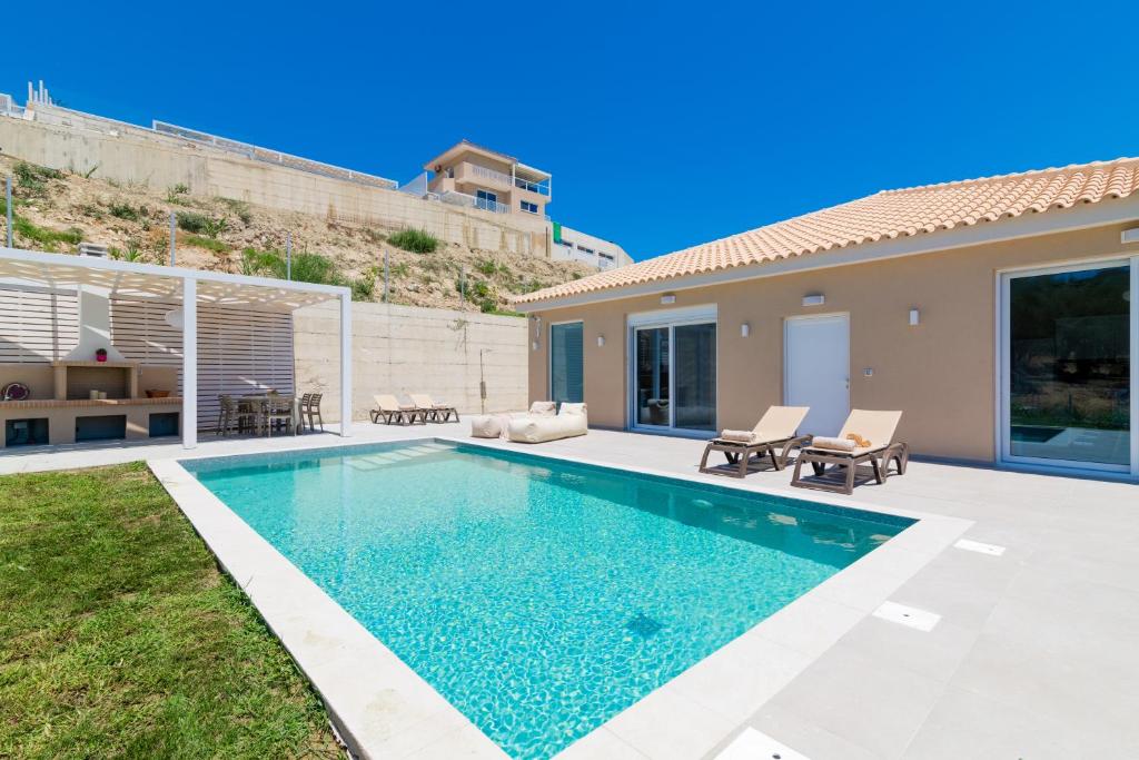 Bazén v ubytovaní Spartakos Luxury Villa 5 alebo v jeho blízkosti