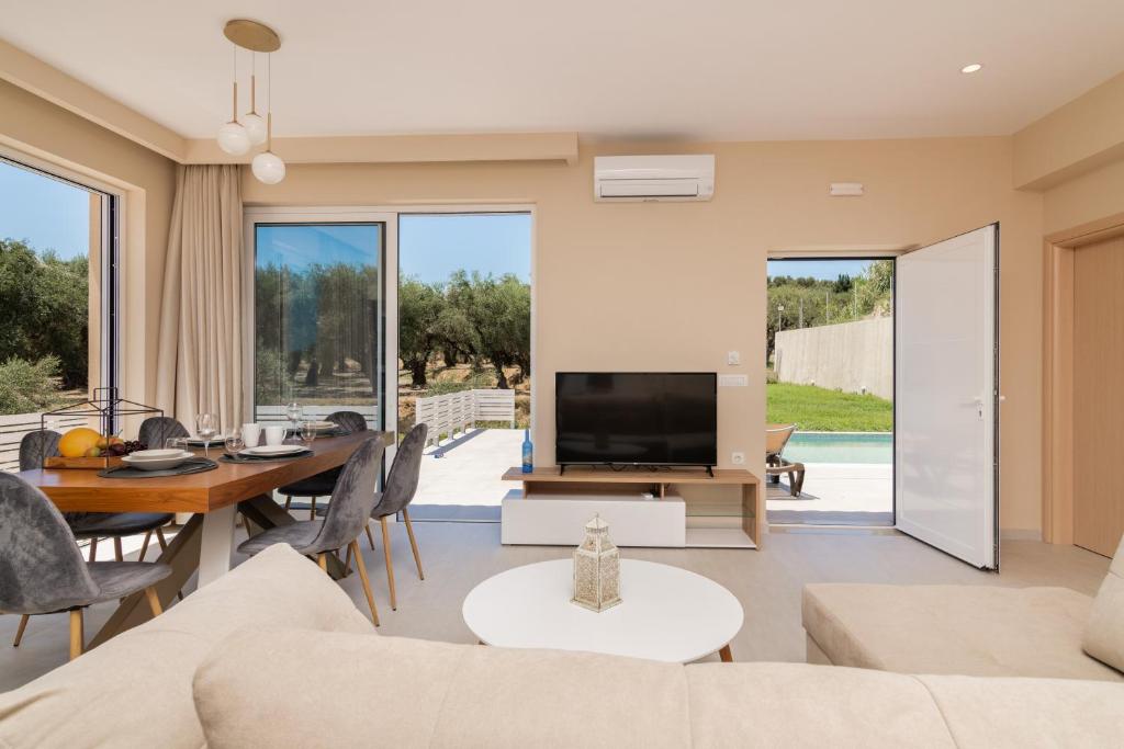 Televízia a/alebo spoločenská miestnosť v ubytovaní Spartakos Luxury Villa 5