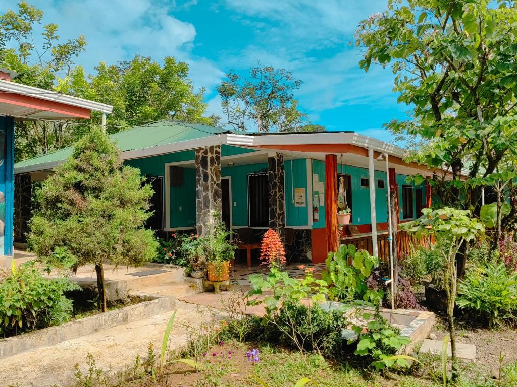 una casa con giardino di fronte di Hotel Gitana Corcovado, y Tour operador a Bahía Drake