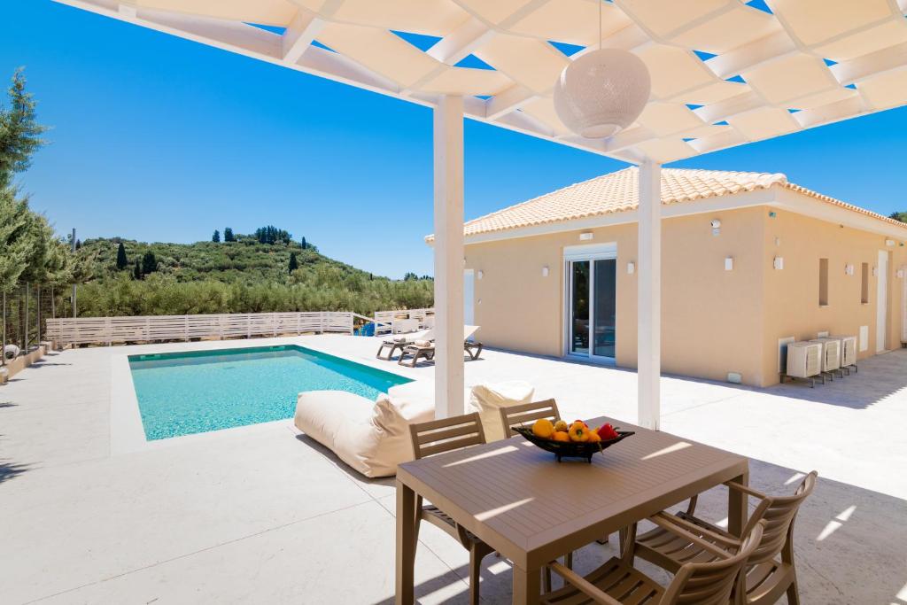 Bazén v ubytovaní Spartakos Luxury Villa 6 alebo v jeho blízkosti