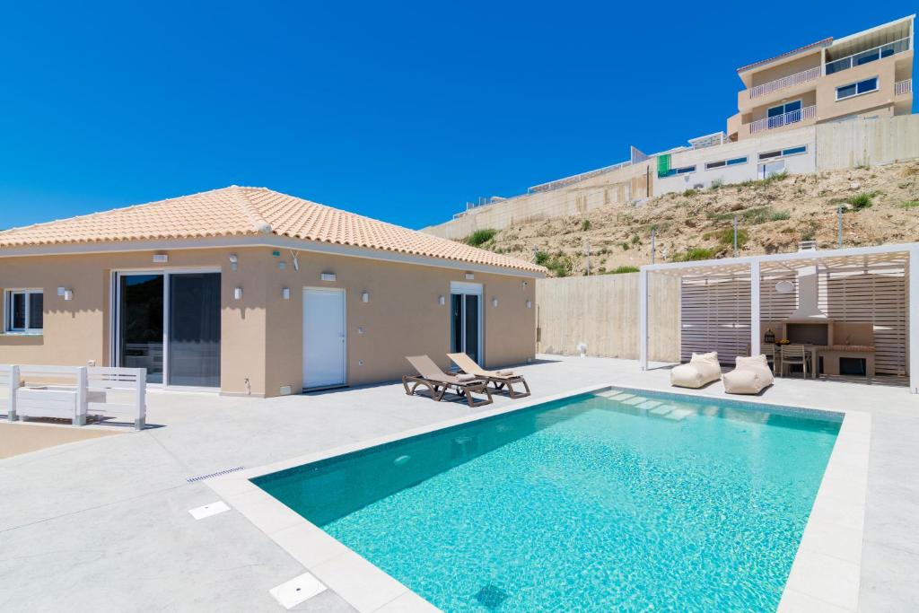 Bazén v ubytovaní Spartakos Luxury Villa 6 alebo v jeho blízkosti