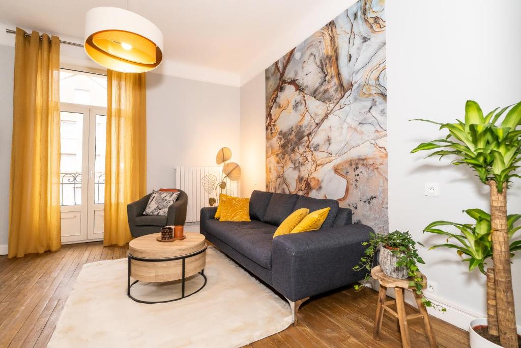 - un salon avec un canapé et une table dans l'établissement Audace - Magnifique Appartement 75m2 - Position Centrale Gare-Pompidou-Nouvelle Ville - Garage Privé - 2 à 4 Personnes, à Metz