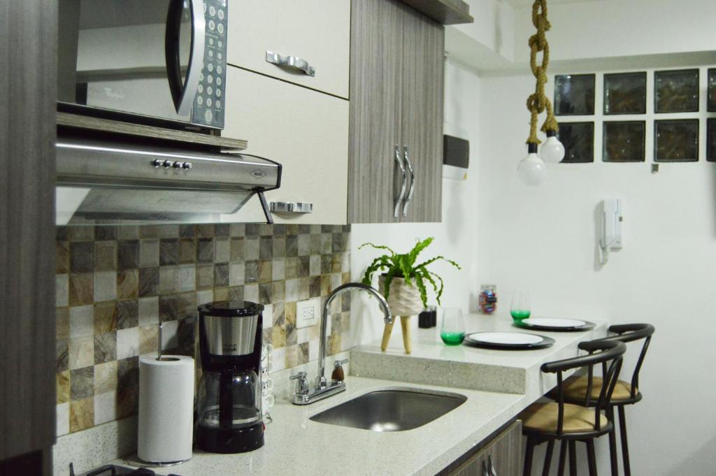 een keuken met een wastafel en een aanrecht bij Acogedor apartamento en Itagui in Itagüí
