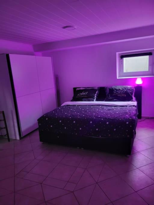 a purple bedroom with a bed in a room at Schöne Unterkunft mit Whirpool nahe Phantasialand in Weilerswist