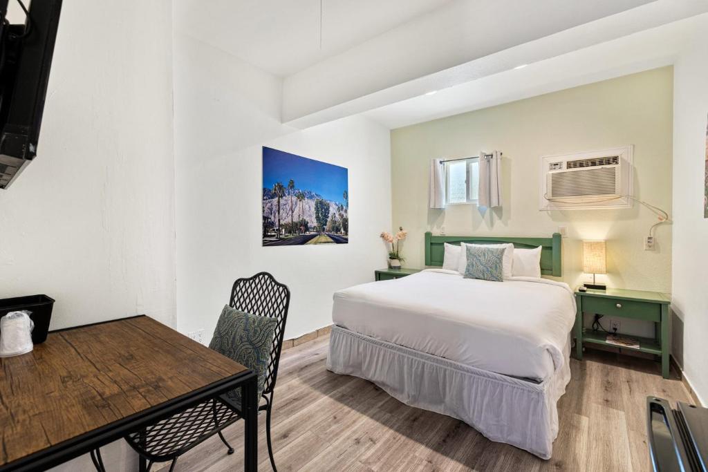 Postel nebo postele na pokoji v ubytování Inn at Palm Springs