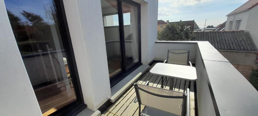 Ein Balkon oder eine Terrasse in der Unterkunft Maison Joli Soir à Ambleteuse