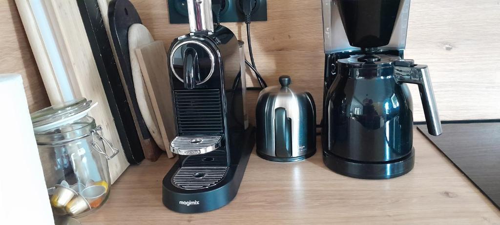 Příslušenství pro přípravu čaje a kávy v ubytování Maison Joli Soir à Ambleteuse