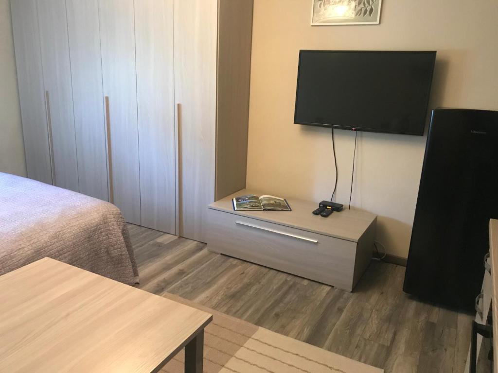 Habitación con cama y TV de pantalla plana. en Fiordaliso, en Aosta