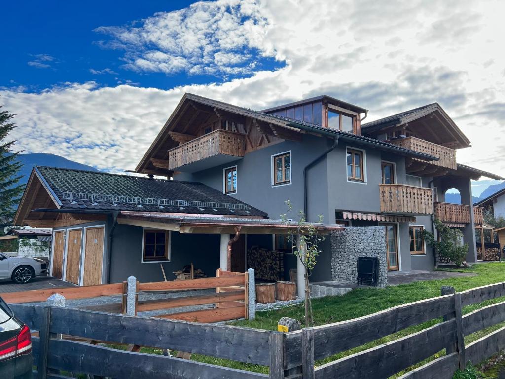 ein Haus mit einem Zaun davor in der Unterkunft Amelie Ferienwohnung in Garmisch-Partenkirchen