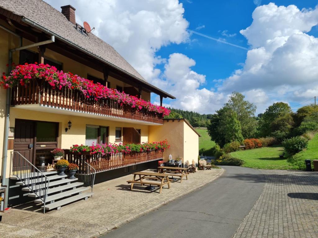 een gebouw met bloemen op het balkon bij Gasthaus Paula in Üdersdorf