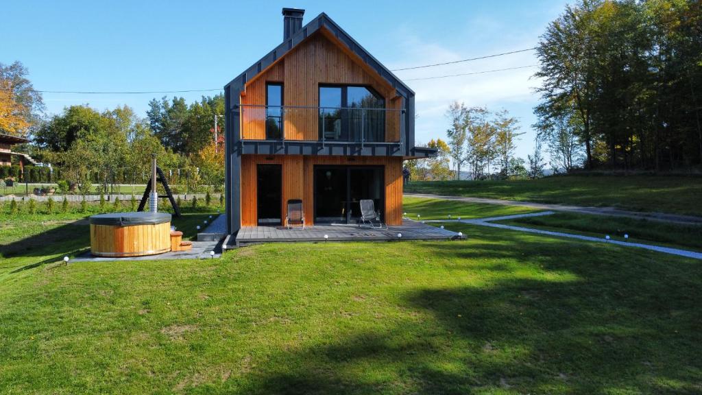 dom jest budowany na podwórku w obiekcie Wood Lake Rożnów w mieście Rożnów