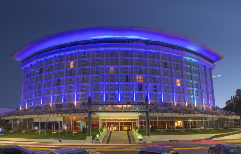 un bâtiment avec des lumières bleues au-dessus dans l'établissement Howard Johnson Plaza Resort & Casino Mayorazgo, à Paraná