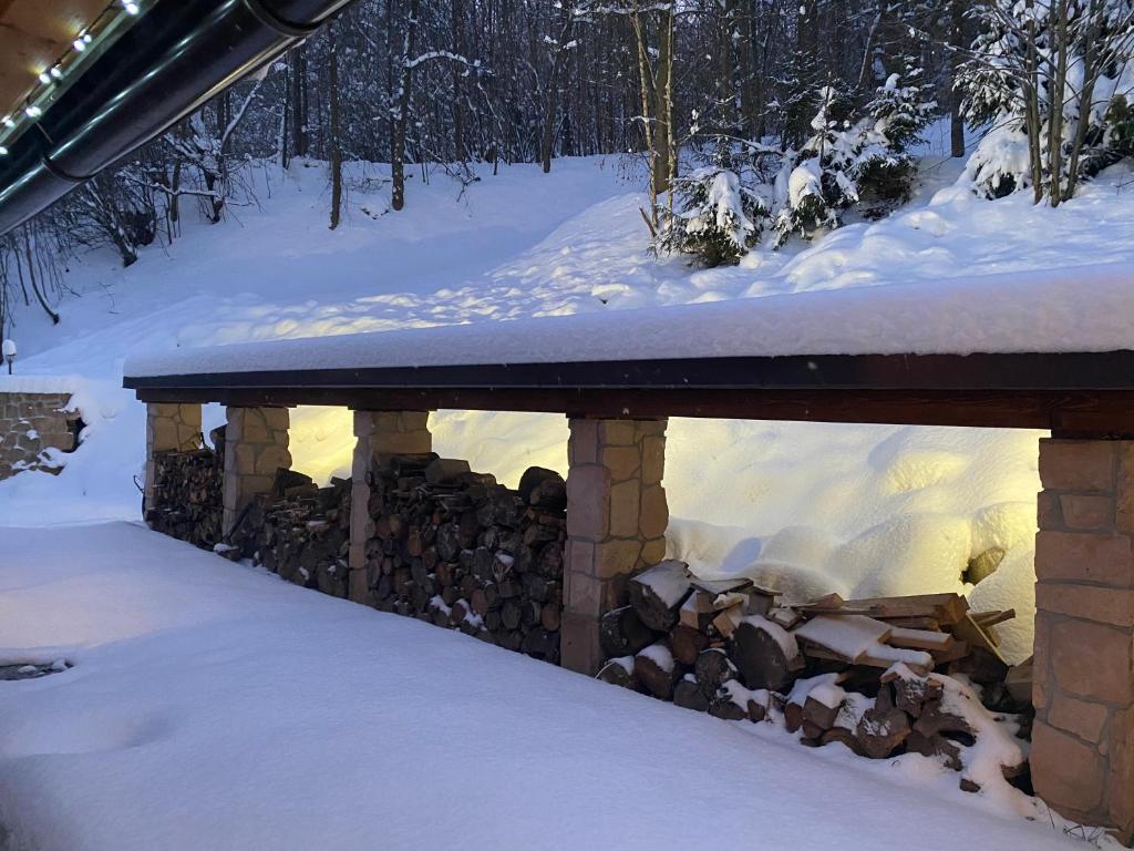 Obiekt Wooden house in the heart of the Giant Mountains with own hill zimą