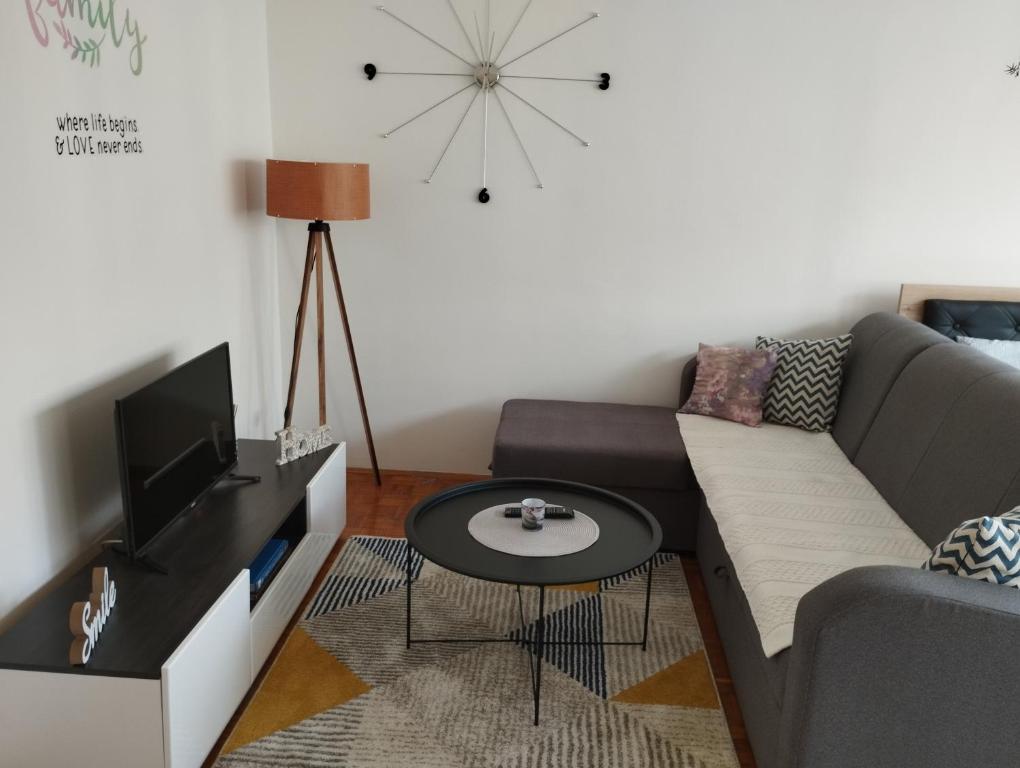 a living room with a couch and a table at Apartman F&S - Novo Sarajevo in Sarajevo