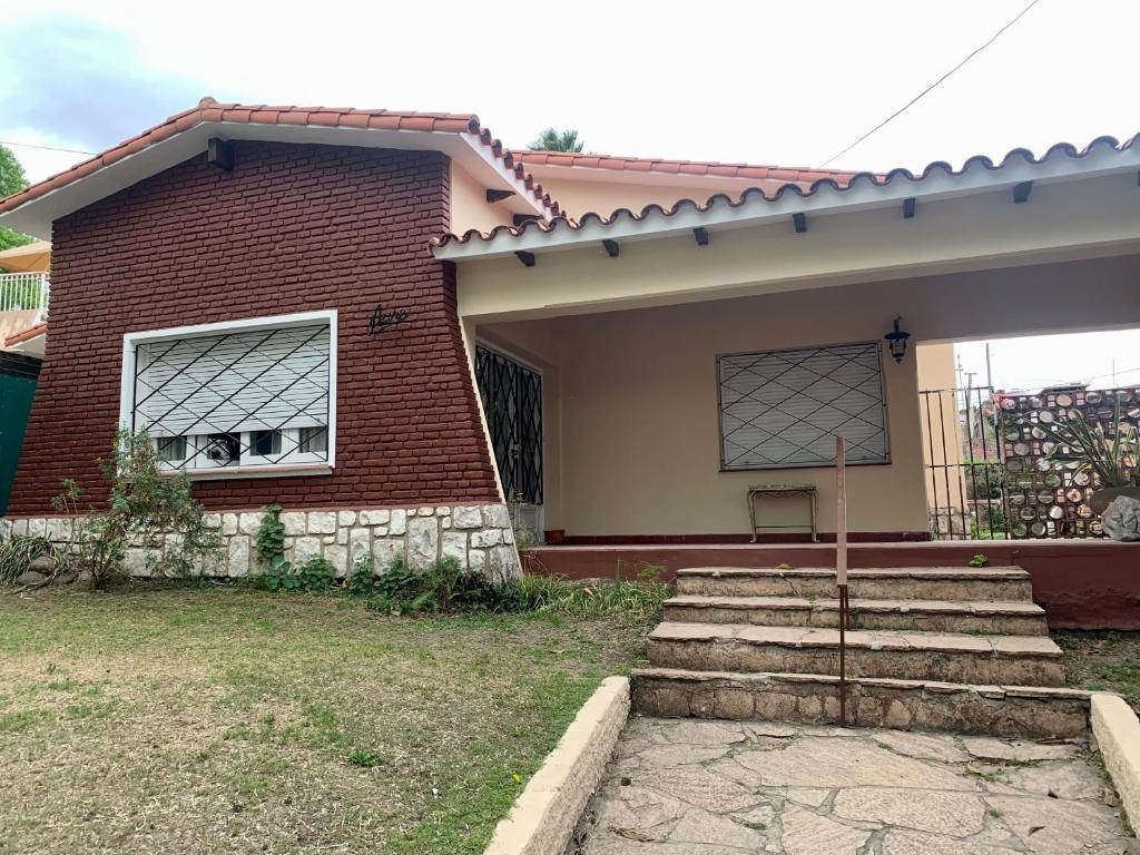 卡洛斯帕斯的住宿－casa de marta a 50 mts del centro，一只狗把头伸出窗户的房子