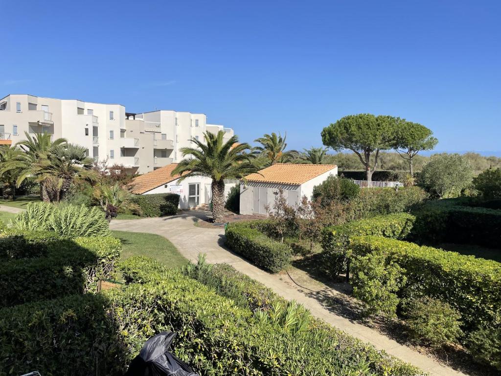- une vue sur une maison avec des arbres et des buissons dans l'établissement Le Rêve Bleu, à Saint-Cyprien
