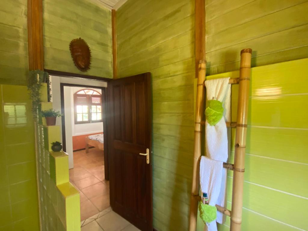 Koupelna v ubytování Magnifique Lodge en bois avec piscine et jardin de 800 m2
