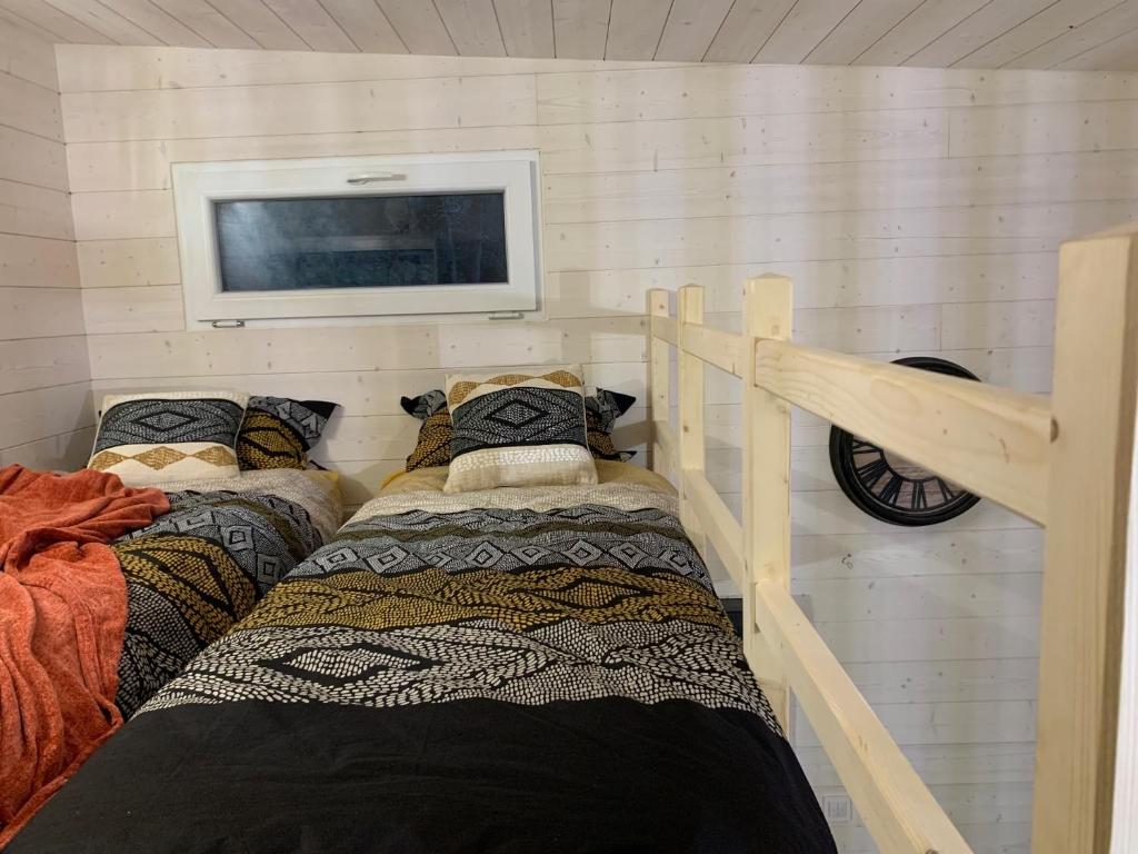Un pat sau paturi &icirc;ntr-o camer&#x103; la La Cabane de Piquet