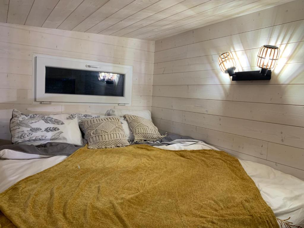 Un pat sau paturi &icirc;ntr-o camer&#x103; la La Cabane de Piquet