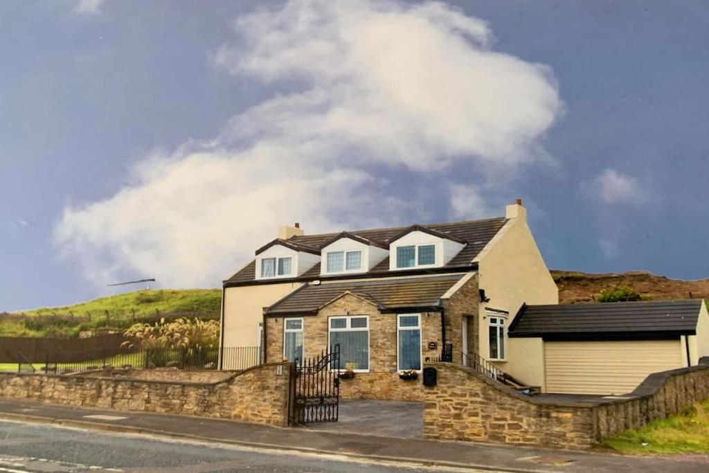 una casa sul ciglio di una strada di Beautiful Sea View, Whitburn, South Tyneside 