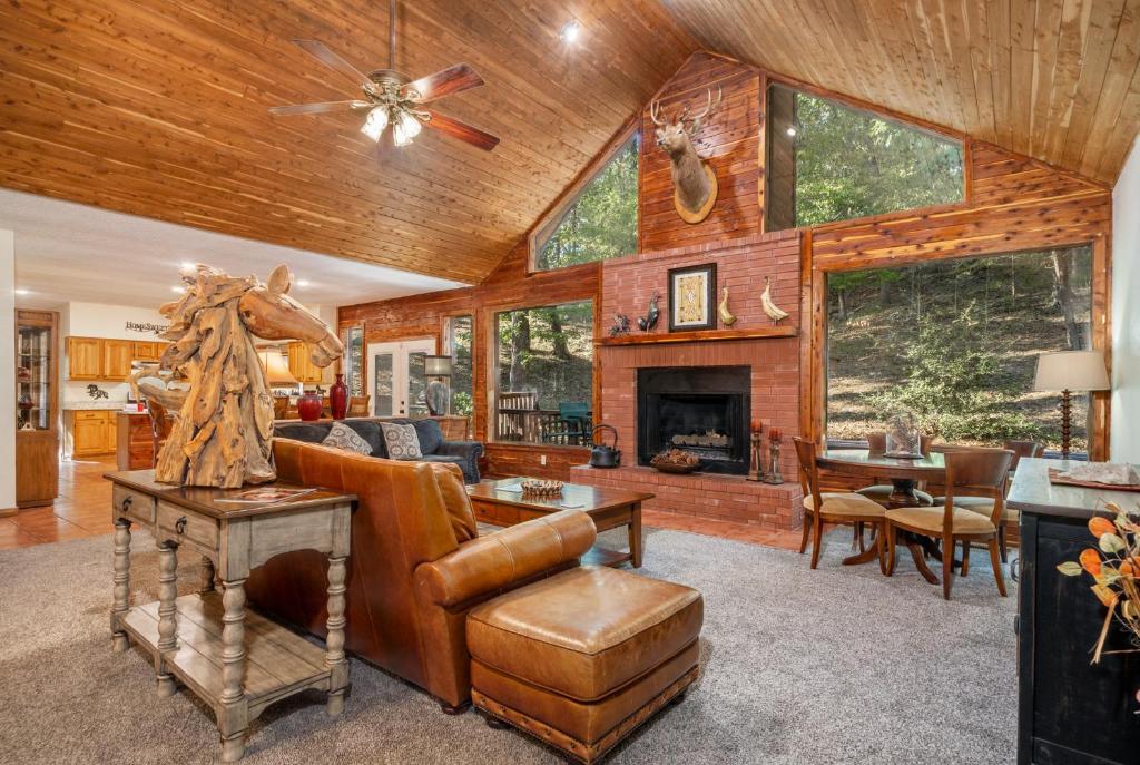 sala de estar con sofá y chimenea en Luxury Rock Creek Cabin w Deck by Lake Hamilton, en Hot Springs