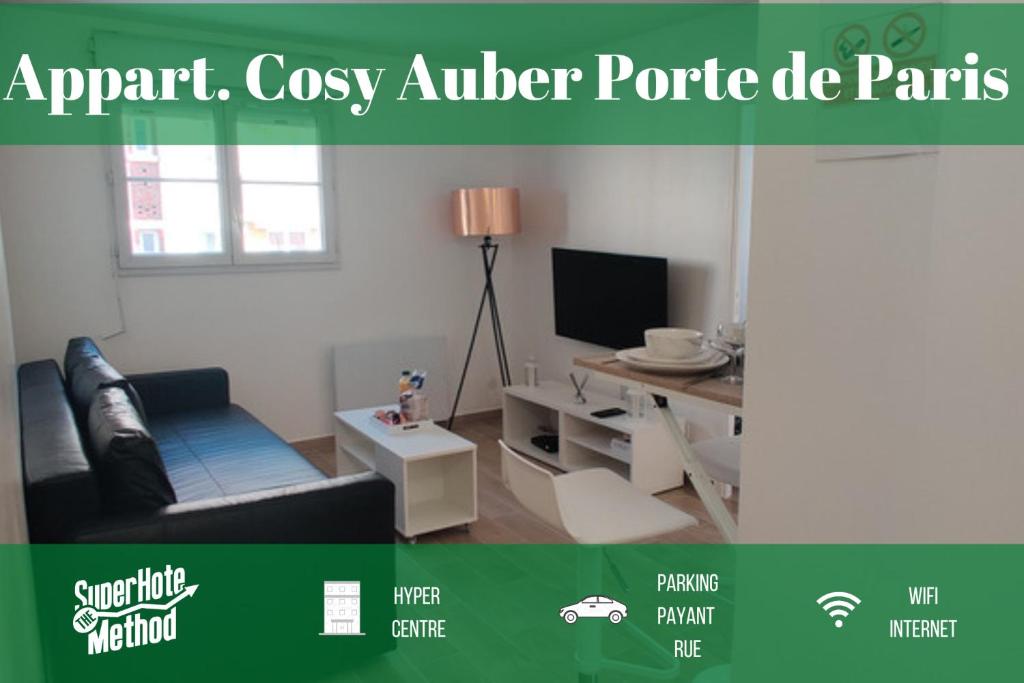 Appart Cosy Auber Porte de Paris في أوبارفيلييه: غرفة معيشة مع أريكة وطاولة
