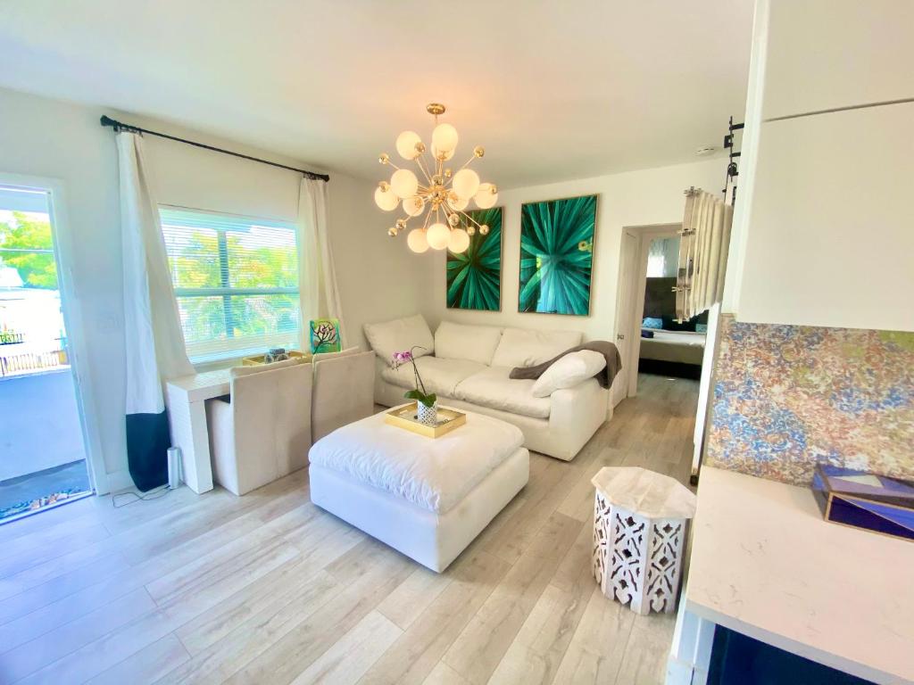 3 SEASONS AT THE CARRINGTON 3 SEPARATE 2 Bedroom 1 Bathroom Apartments AND a 3 Bedroom 2 Bathroom Villa - Two-Bedroom Apartment