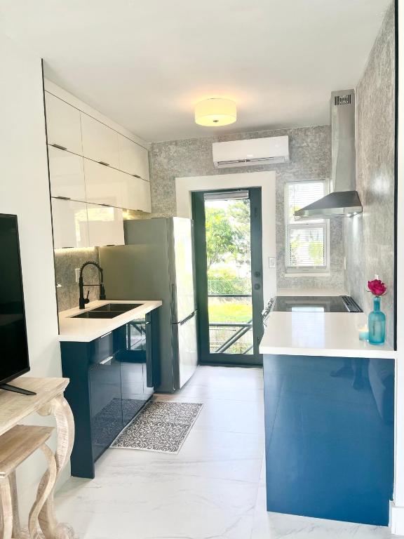 3 SEASONS AT THE CARRINGTON 3 SEPARATE 2 Bedroom 1 Bathroom Apartments AND a 3 Bedroom 2 Bathroom Villa - Two-Bedroom Apartment