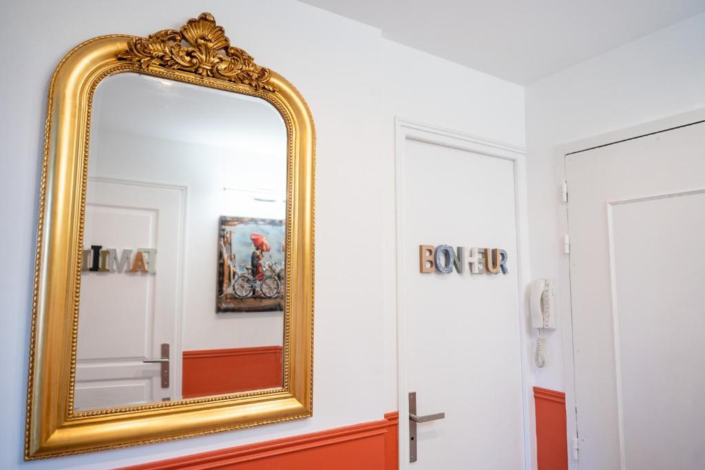 Posteľ alebo postele v izbe v ubytovaní Paris Homestay of Happyness