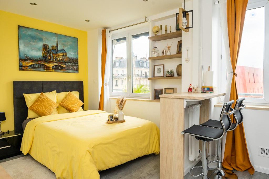 Posteľ alebo postele v izbe v ubytovaní Paris Homestay of Happyness