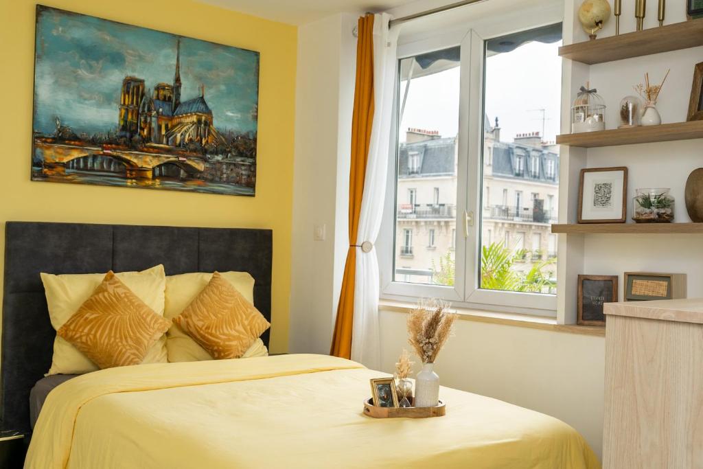 萊克朗蘭比塞特爾的住宿－Paris Homestay of Happyness，一间卧室设有一张床和两个窗户。