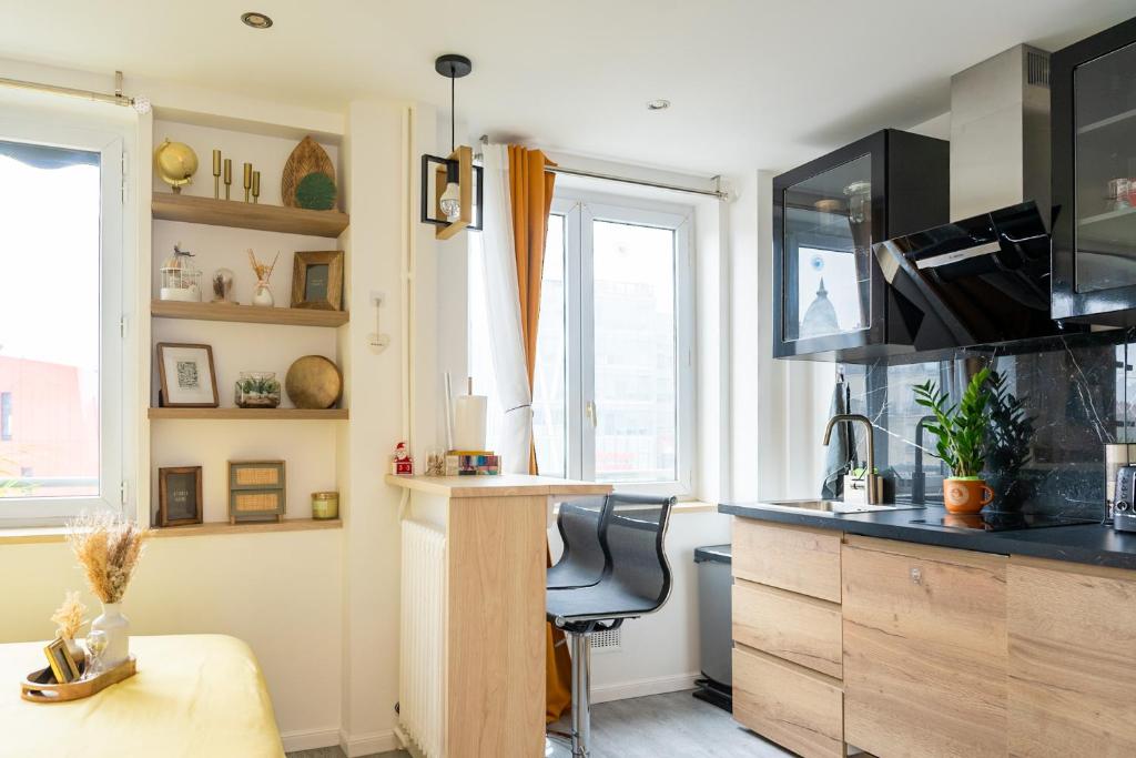 Kuchyňa alebo kuchynka v ubytovaní Paris Homestay of Happyness