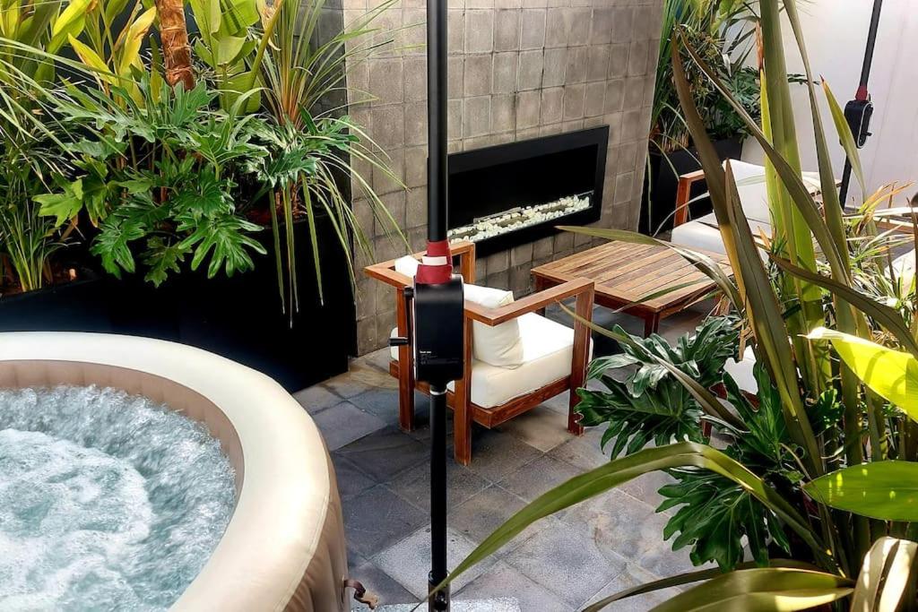 une baignoire dans un jardin avec une cheminée dans l'établissement Superbe Appartement avec piscine et jacuzzi privé, à Casablanca