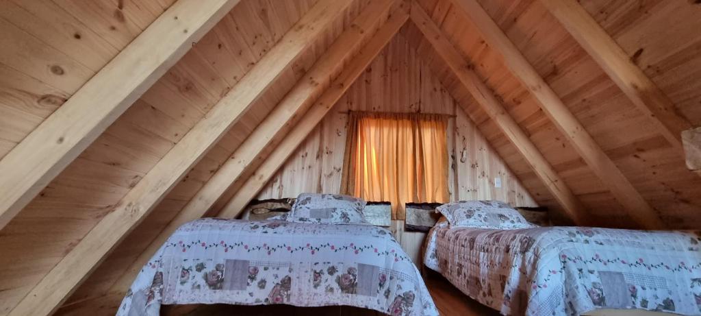1 dormitorio con 2 camas en un ático en Vista Hermosa Laguna Verde, en Laguna Verde