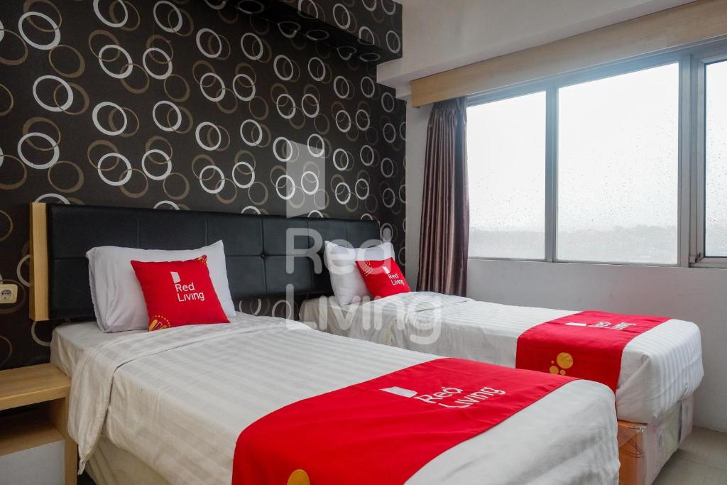 Posteľ alebo postele v izbe v ubytovaní RedLiving Apartemen Star Semarang - Sky Tower Lantai 22