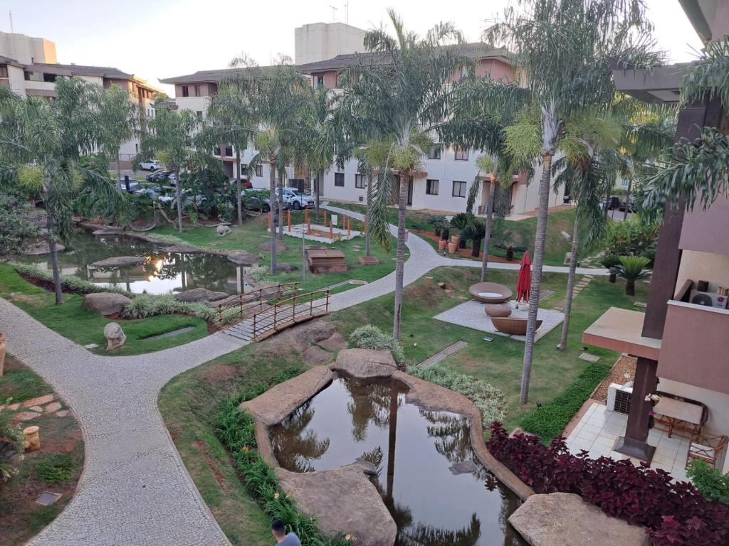 uma vista aérea de um parque num resort em Life Resort Flat - Torre F - Beira do lago em Brasília