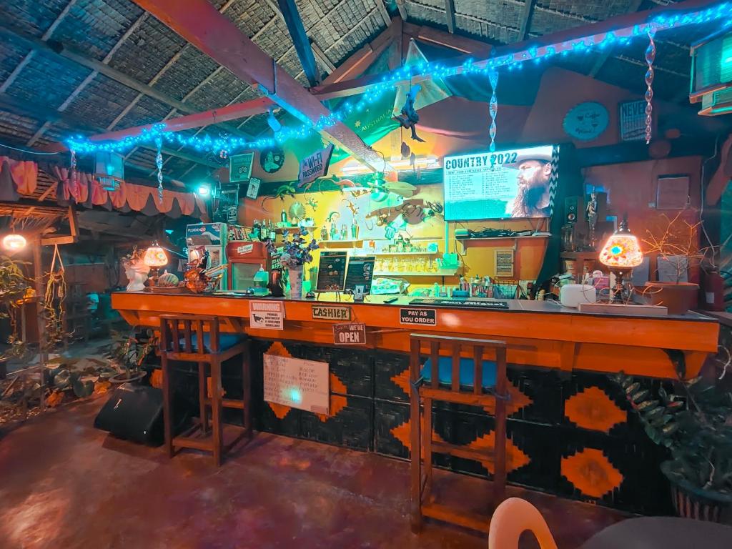 un bar en una habitación con luces azules en Adrianas Place Hostel, en Panglao