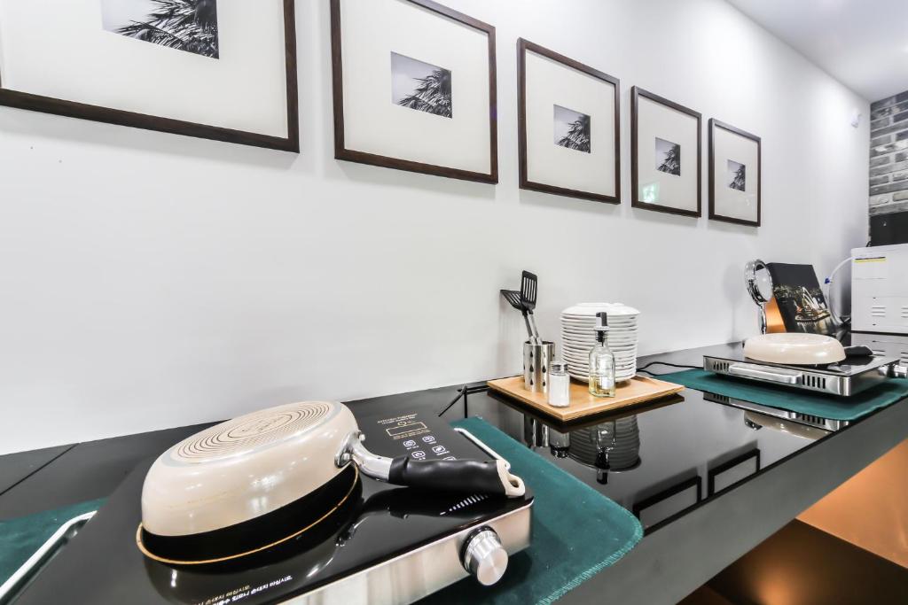 Seomyeon Brown-dot hotel Gold - Housity