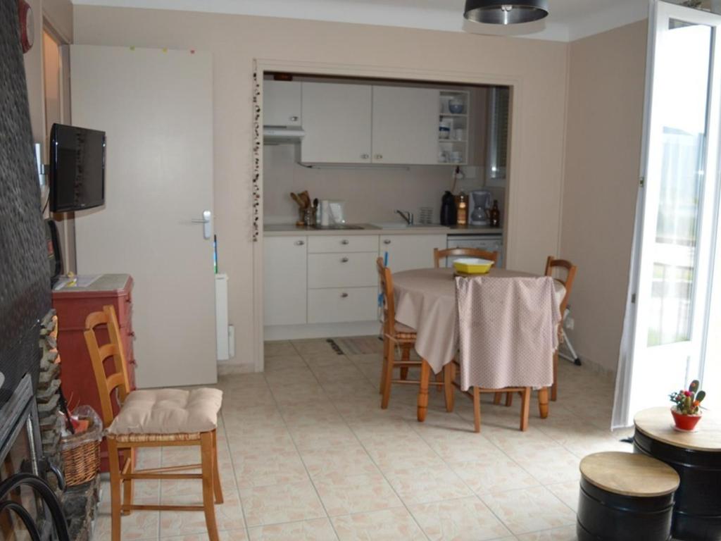 kuchnia i jadalnia ze stołem i krzesłami w obiekcie Appartement Les Angles, 2 pièces, 4 personnes - FR-1-593-79 w mieście Les Angles